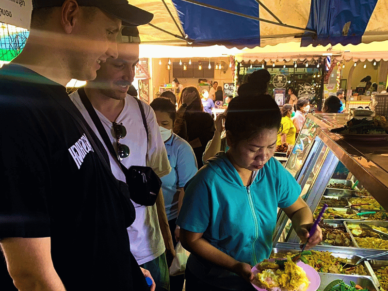 Leute vor Foodstand in Bangkok in Thailand