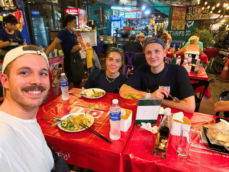 Gruppe in Strassenrestaurant in Bangkok in Thailand