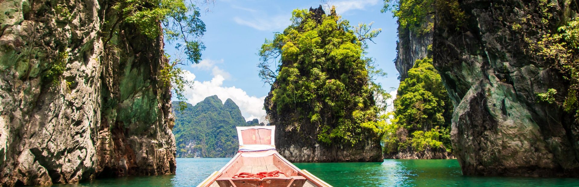 Boot zwischen den Felsen im Khao Sok Nationalpark