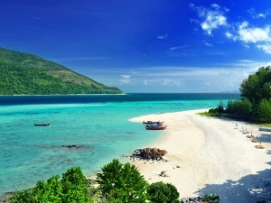 Weißer Strand und blaues Meer auf Koh Lipe in Thailand