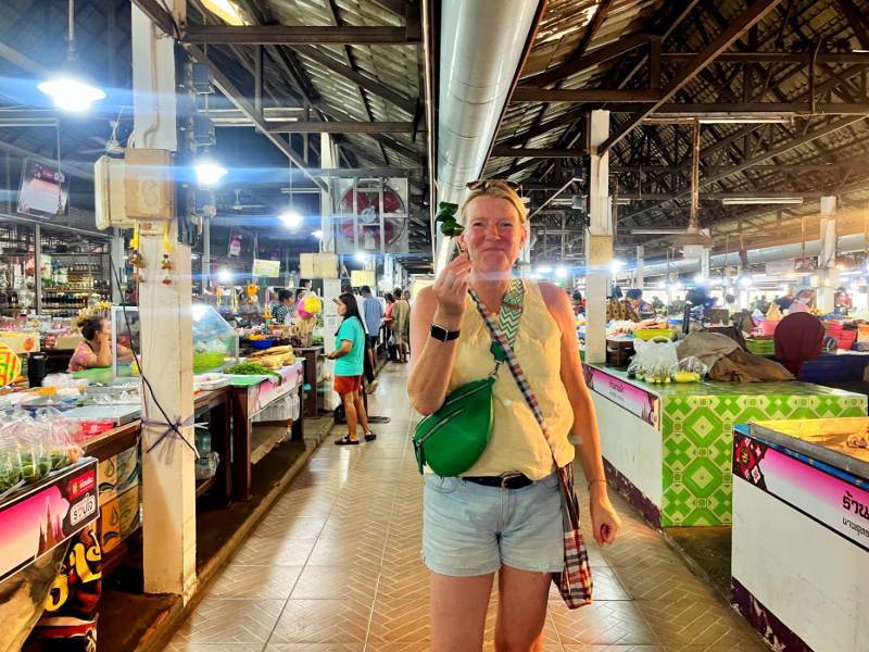 Touristin auf einem lokalen Markt in Thailand