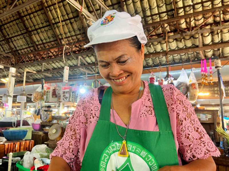 Einheimische Frau auf einem lokalen Markt in Thailand