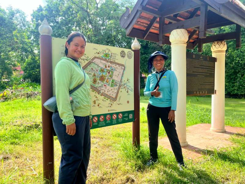 Guides am Eingang zum Historischen Park in Sukhothai, Thailand