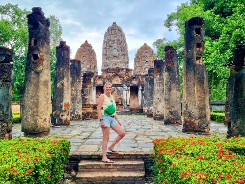 Touristin in der Temepelanlage in Sukhothai, Thailand