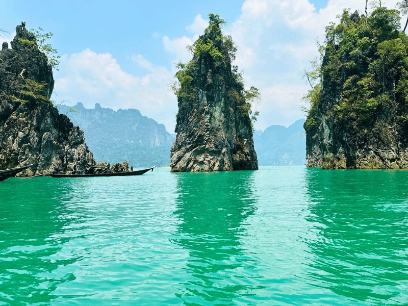 Felsen im Khao Sok Nationalpark in Thailand