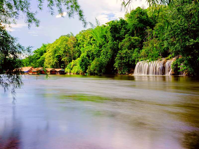 Wasserfall im Sai Yok Nationalpark in Thailand