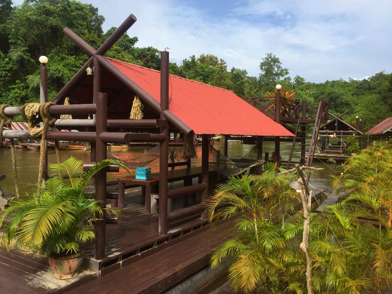 Floß im Sai Yok Nationalpark in Thailand