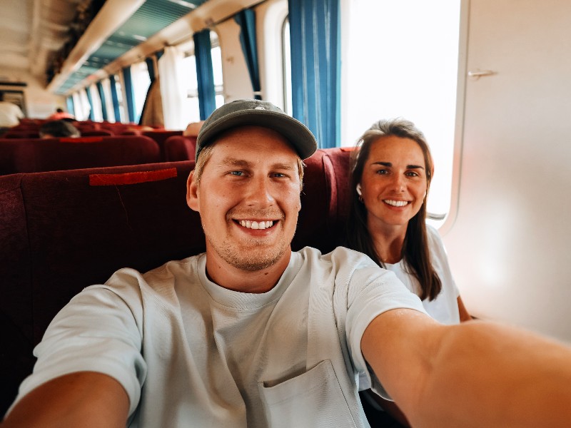 Touristen im Zug in Thailand