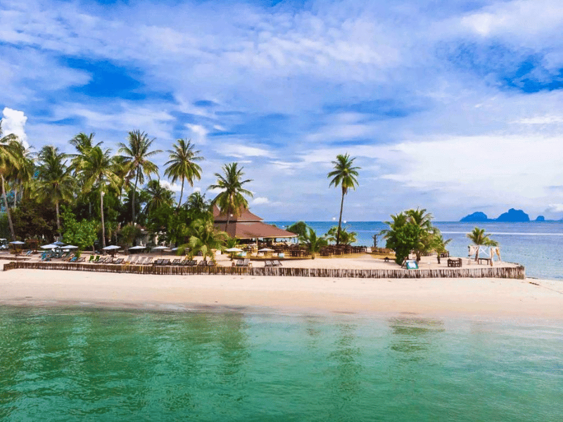 Strand am Hotel auf Koh Mook, Thailand