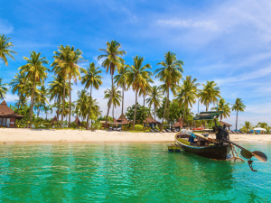 Boot liegt am palmengesäumten Strand von Koh Mook, Thailand
