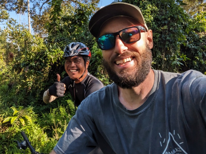Tourist mit Guide bei Fahrradtour in Bandung