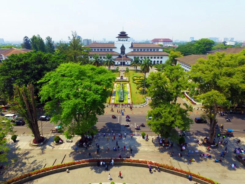 Blick auf ein Kolonialgebäude in Bandung, Indonesien