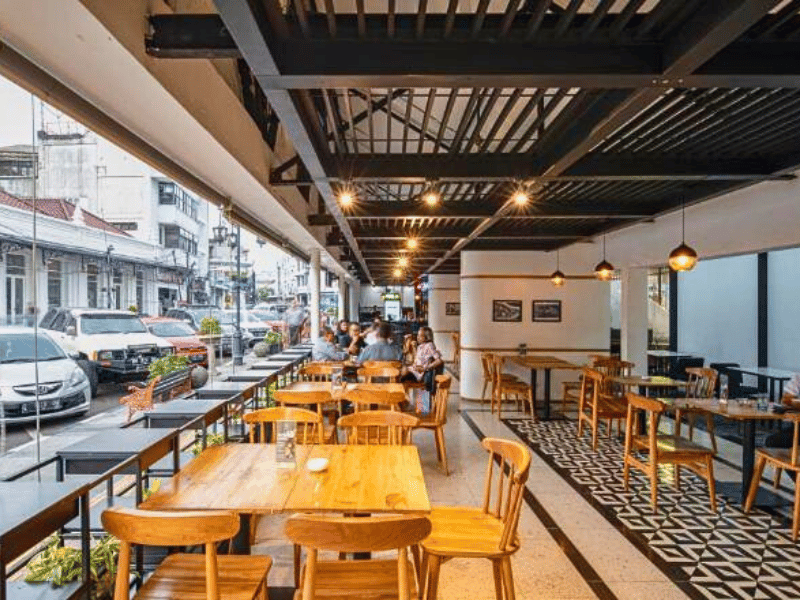 Außenbereich im zentralen Hotel in Bandung, Indonesien