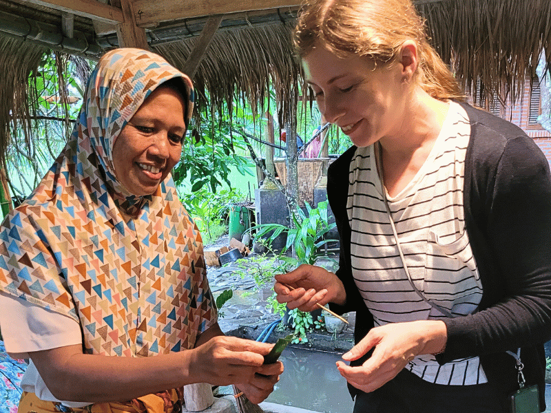 Touristin mit einer Einheimischen beim Kochen auf Lombok