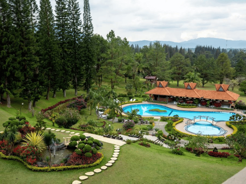Großer Pool in einem grünen Garten im Hotel in Berastagi auf Sumatra, Indonesien