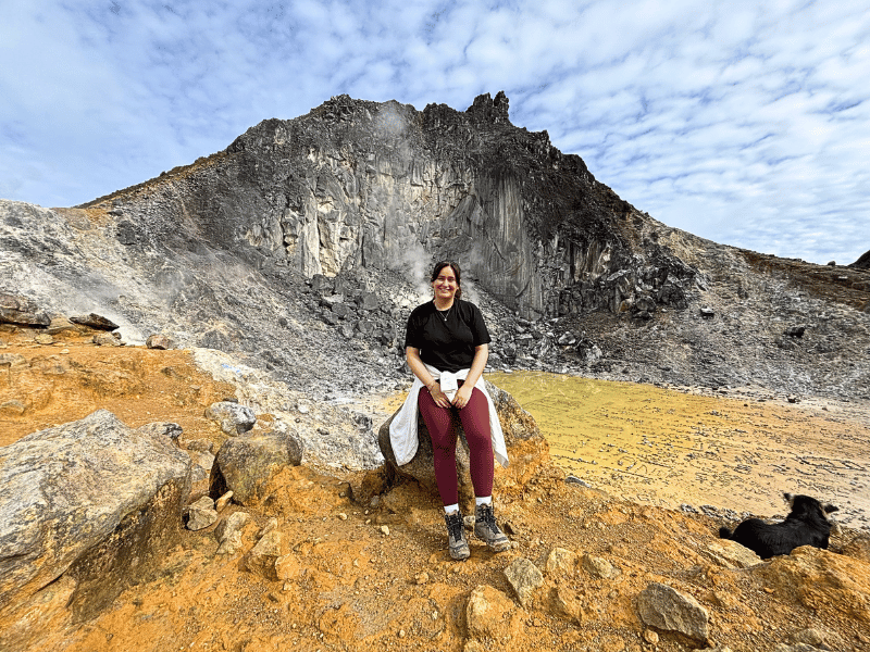 Touristin bei der Besteigung des Vulkans Sibayak bei Berastagi in Indonesien