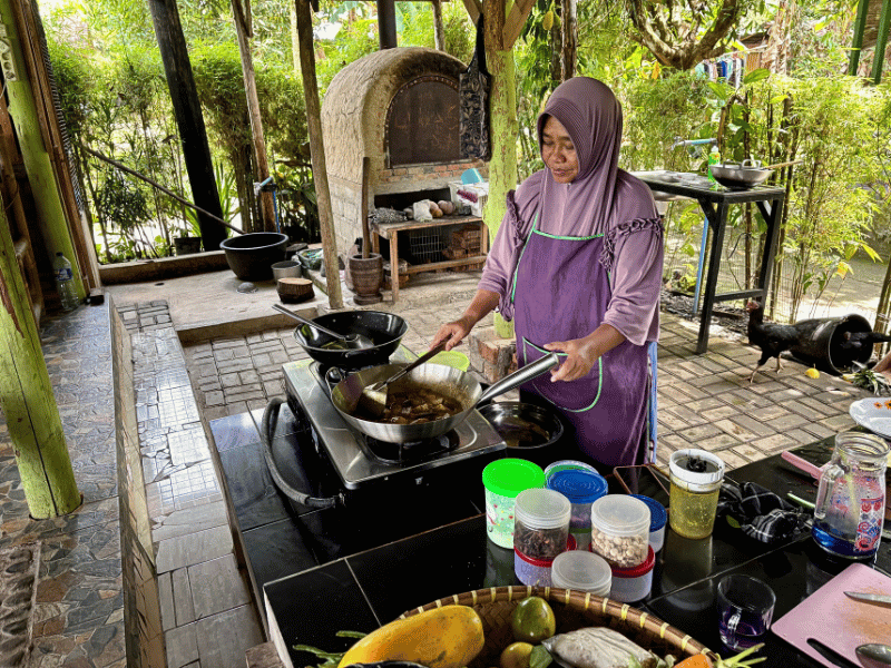 Köchin beim Kochkurs in Indonesien