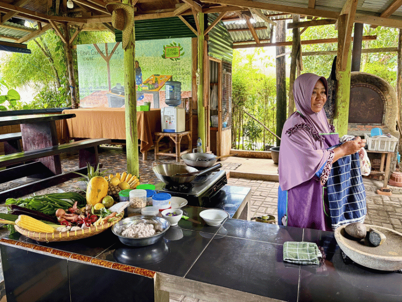 Köchin beim Kochkurs in Indonesien