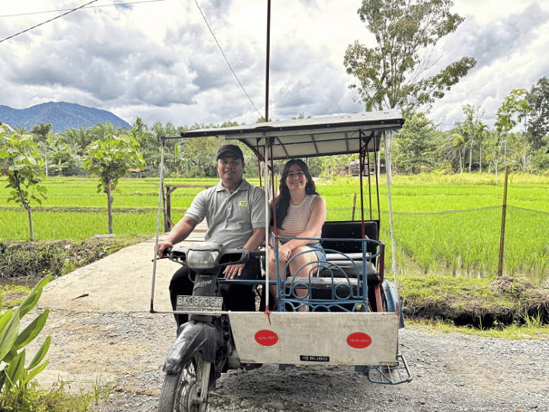 Guide und Touristin im Becak in Indonesien