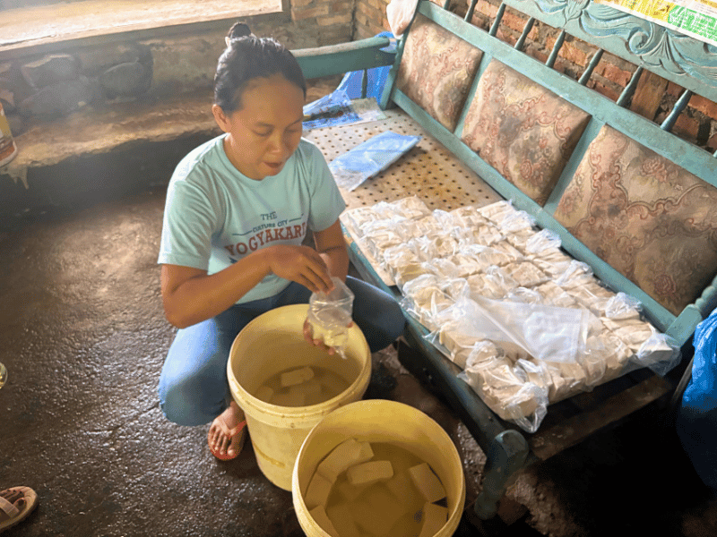 Einheimische Frau bei der Herstellung von Tofu in Bukit Lawang, Indonesien