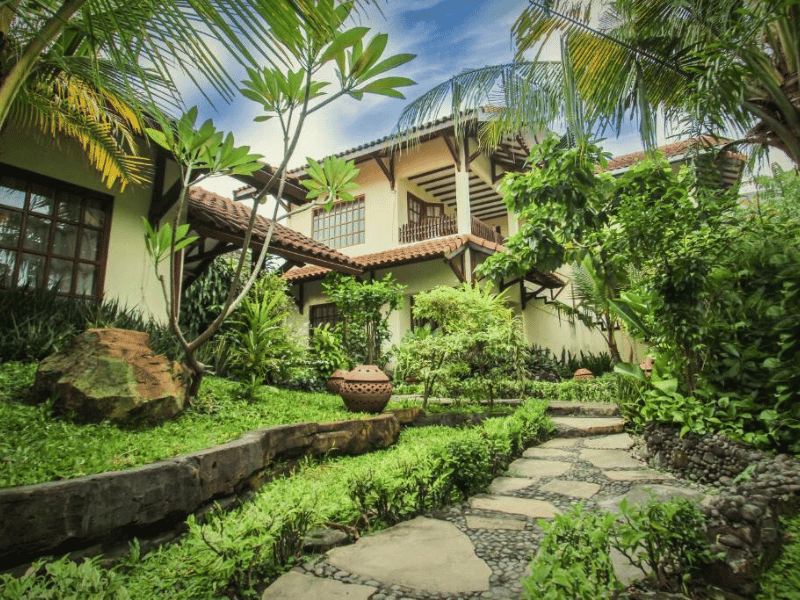 Hotelgarten in Yogyakarta auf Java
