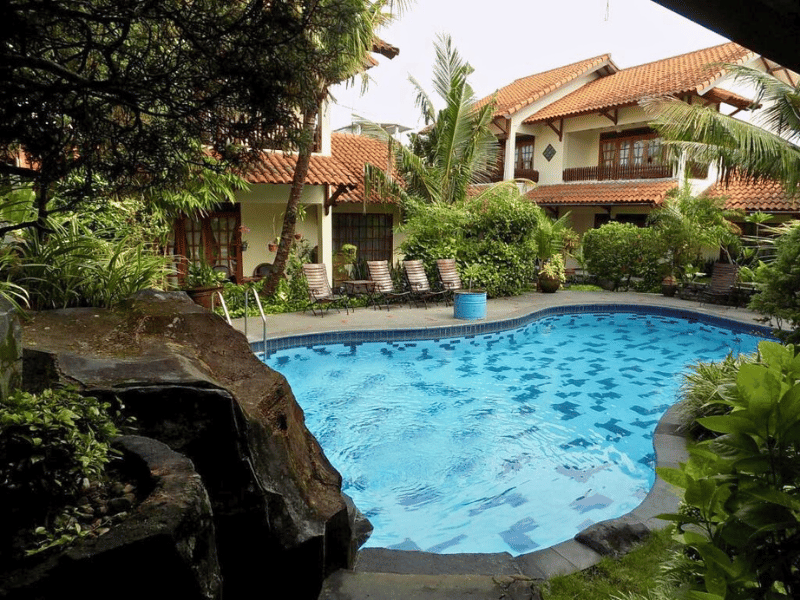 Hotelpool in Yogyakarta auf Java