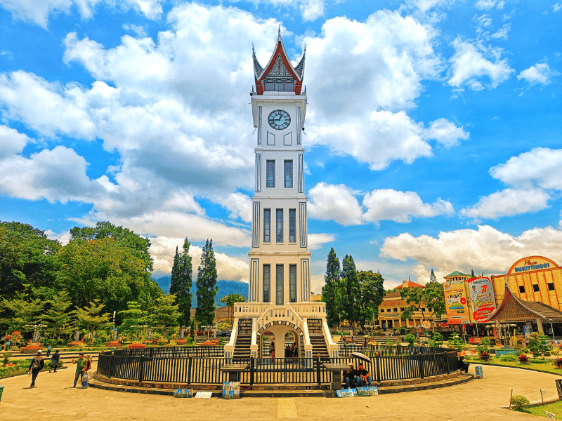 Turm im Stadtzentrum in Bukittinggi auf Sumatra
