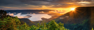 Panorama über den Tobasee in Samosir bei Sonnenuntergang auf Sumatra in Indonesien