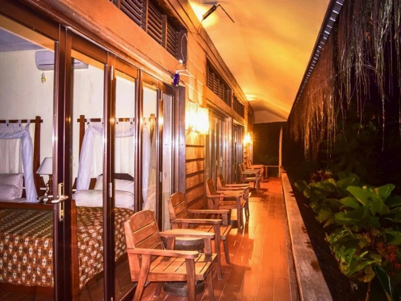 Terrasse der Lodge bei Samboja auf Kalimantan in Indonesien