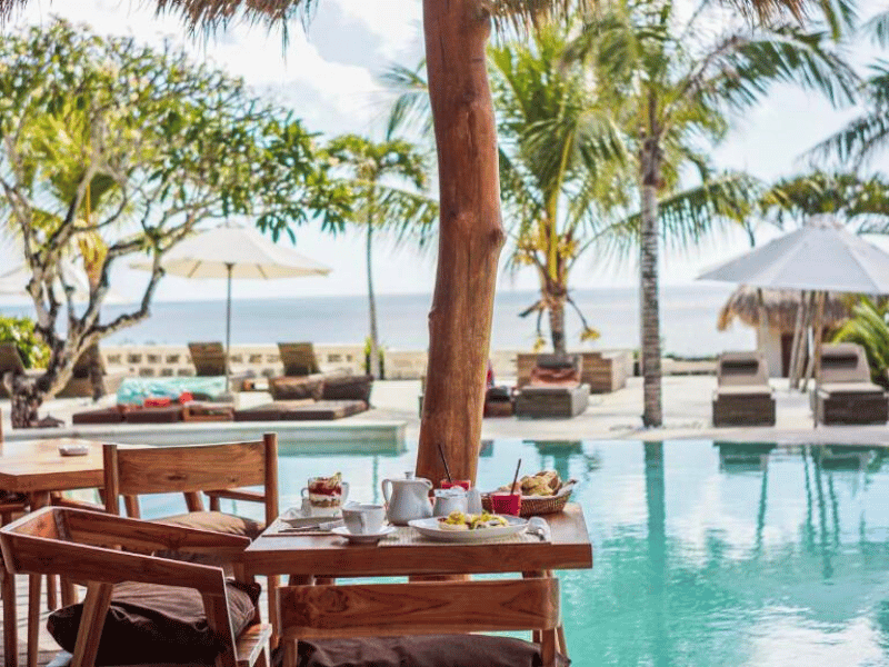 Essen am Pool in Balangan auf Bali