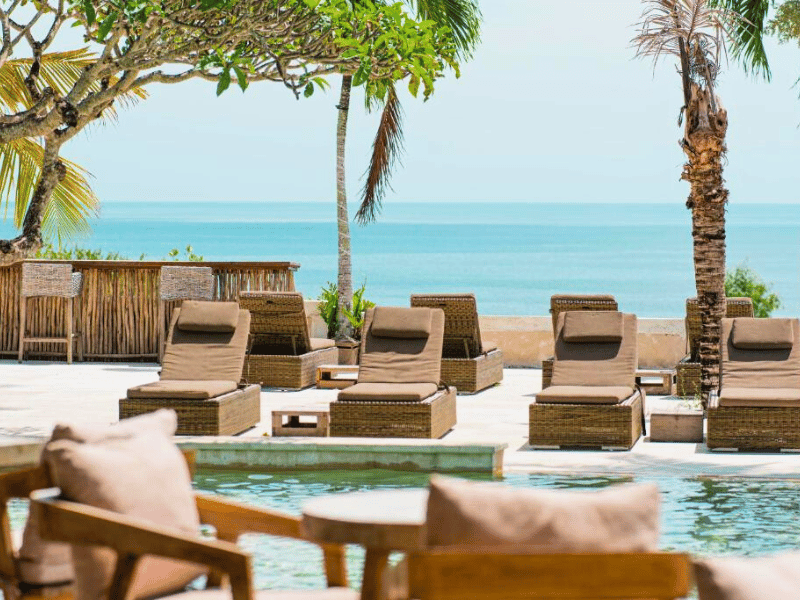 Liegestühle am Hotelpool in Balangan auf Bali