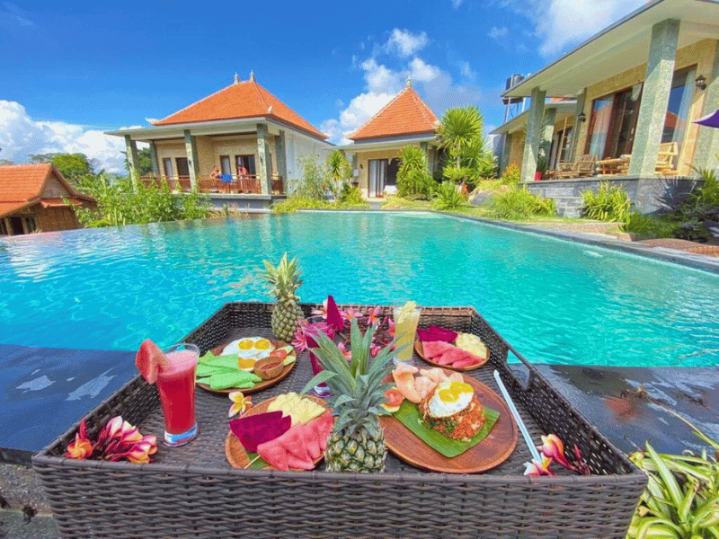 Frühstück am Hotelpool in Kintamani am Batur Vulkan auf Bali