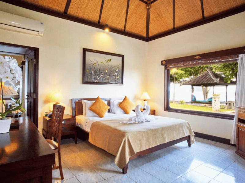 Doppelbett im Bungalow in Candidasa auf Bali