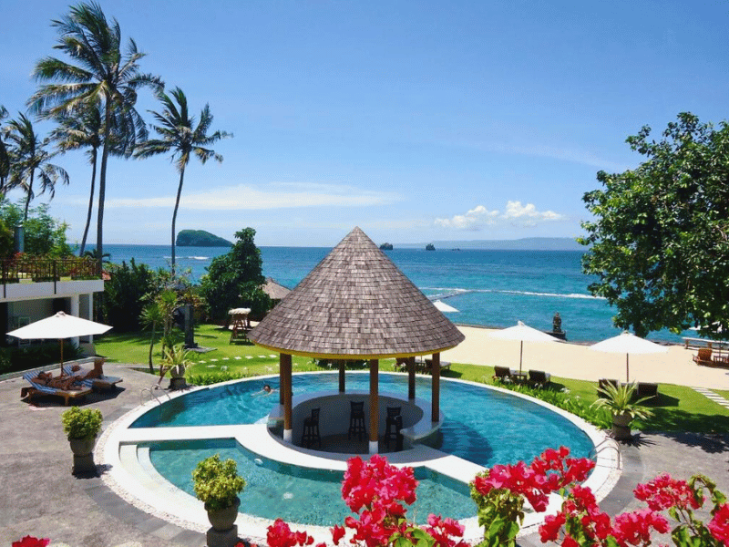 Hotelpool in Candidasa auf Bali