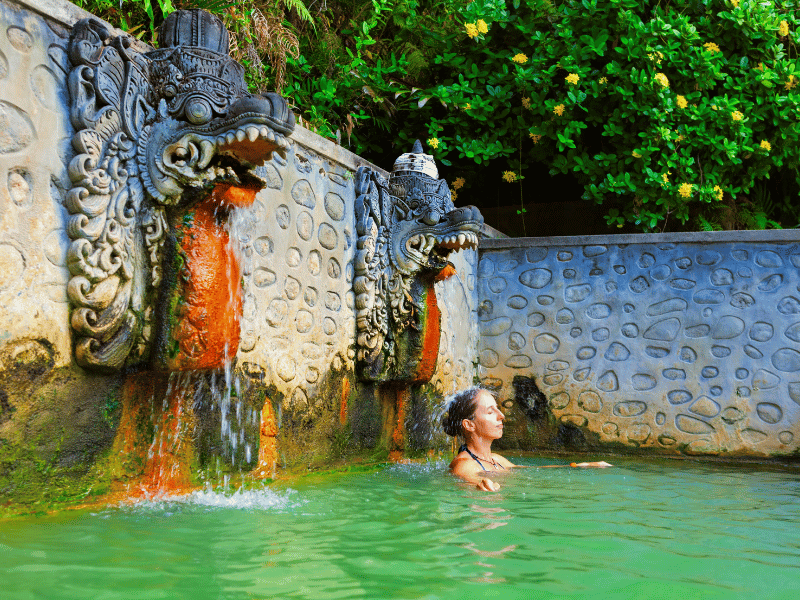 Reisende in den Bajar Hot Springs in Lovina auf Bali