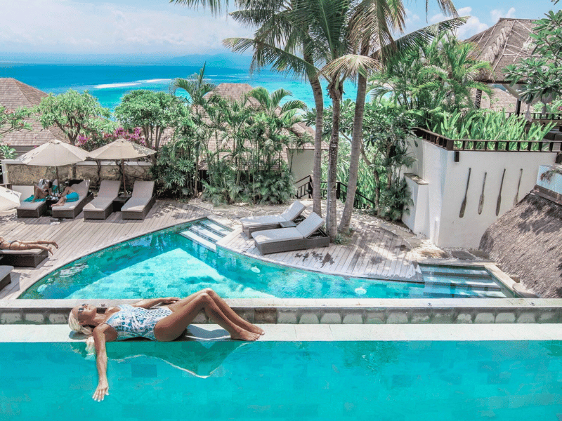 Poolanlage im Komforthotel auf Nusa Lembongan vor Bali