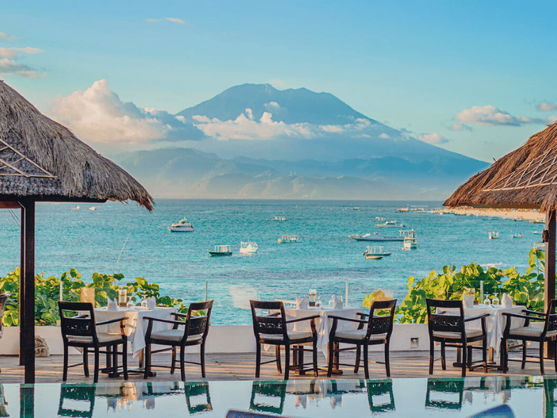 Restaurant mit Ausblick auf einen Vulkan im Komforthotel auf Nusa Lembongan vor Bali