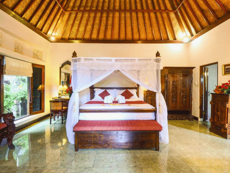 Romantisches Doppelbett in Tirtagangga auf Bali
