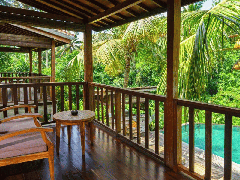 Hotelbalkon zwischen den Reisfeldern in Ubud auf Bali