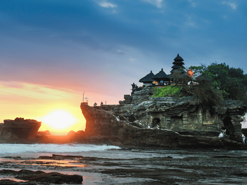 Sonnenuntergang am Meerestempel Pura Tanah Lot nahe des Standes