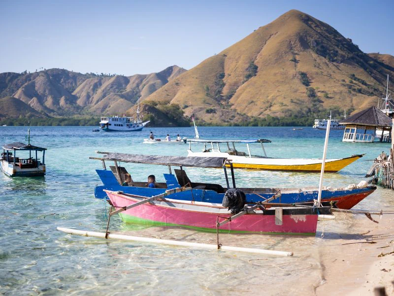 Traditionelles Boot am Strand beim Komodo Nationalpark in Indonesien