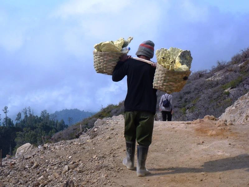 Der Ijen Vulkan auf der Insel Java.