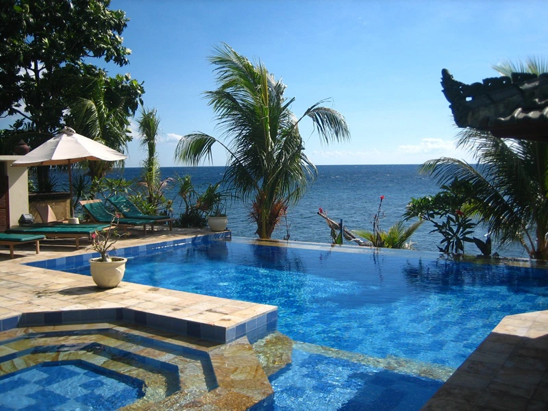 Blick über Pool und Meer bei Amed, Indonesien