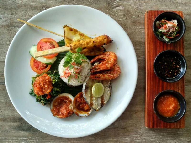 Seafood Teller am Strand von Jimbaran, Indonesien