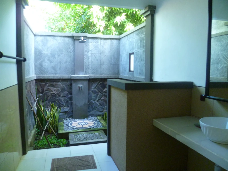 Hotelbad mit Dusche im Freien in Pemuteran auf Bali