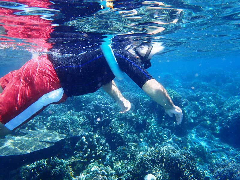 Kinder beim Schnorcheln vor Nusa Lembongan auf Bali