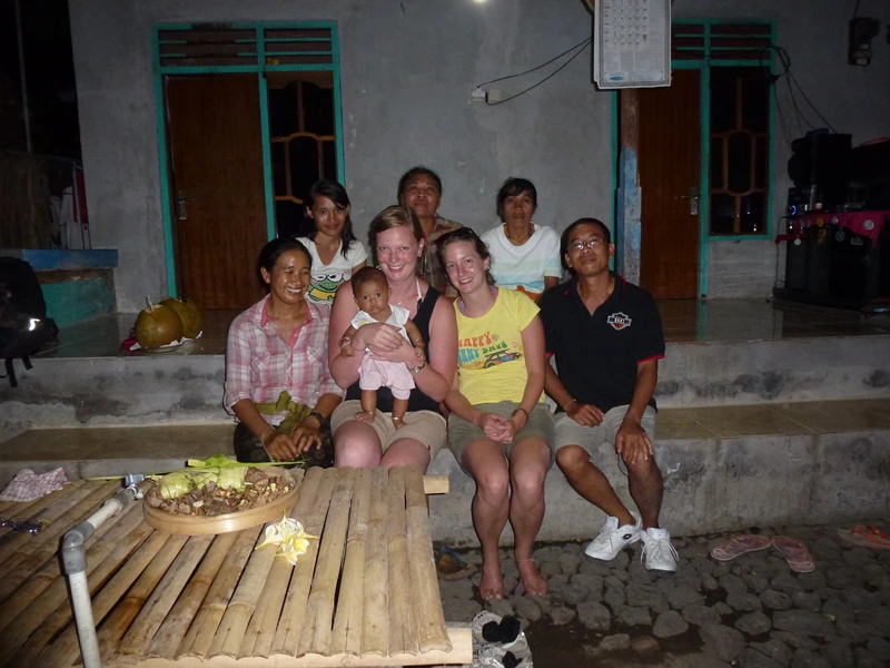 Reisende mit Gastfamilie im Homestay in Tenganan auf Bali