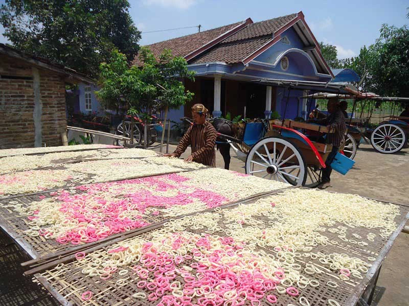 Einblick in die lokale Krupuk Produktion bei Candirejo