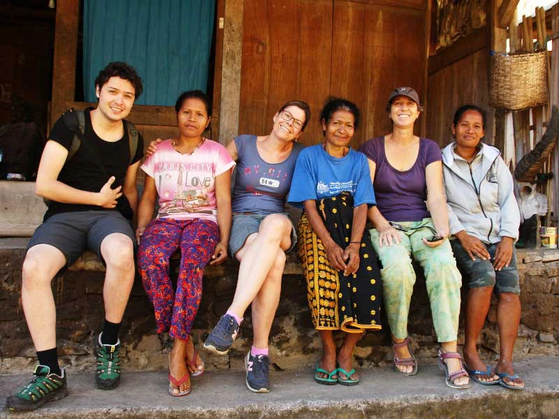 Reisende und ihre Gastegber im Flores Homestay