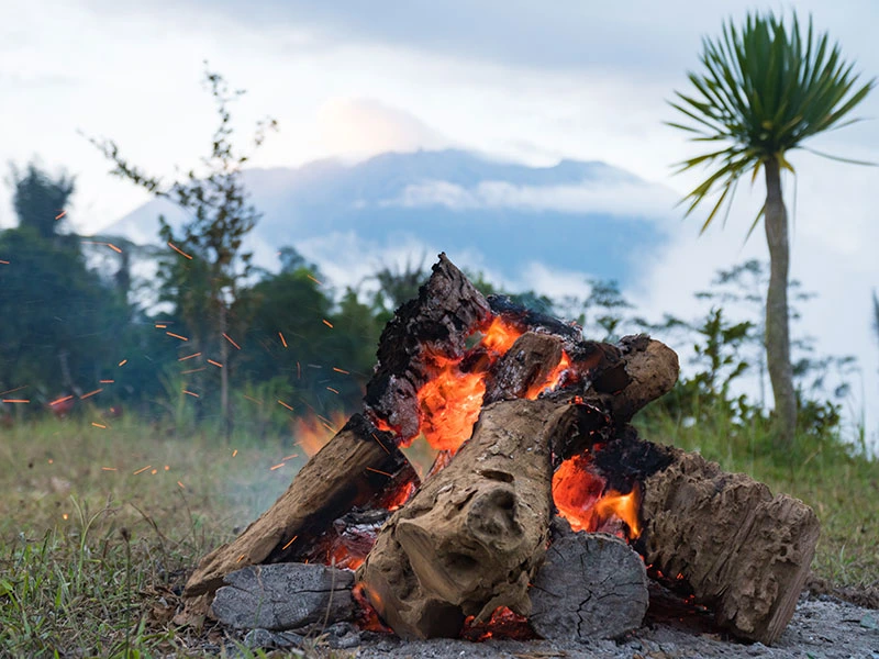 Das Lagerfeuer auf dem Campingplatz bei Sibetan.